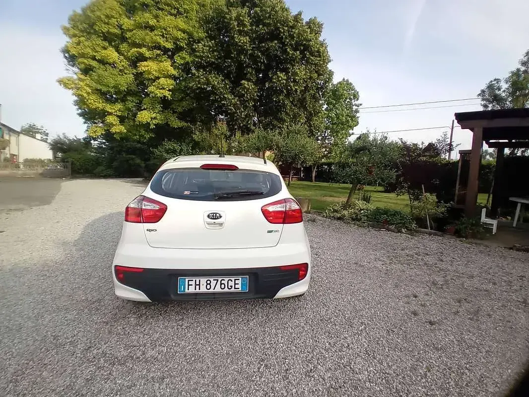 Usata Kia Rio 85 CV (62 kW) 2017 Bianco Berlina