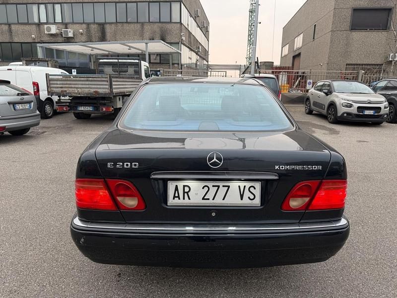 Usata Mercedes E200 186 CV (136 kW) 2007 Grigio Monovolume