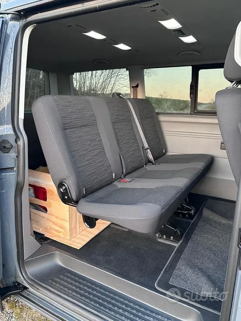 Usata VW Caravelle 150 CV (110 kW) 2023 Grigio Furgone