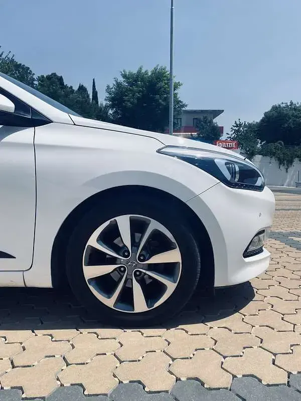 Usata Hyundai i20 Style 101 CV (74 kW) 2016 Bianco Utilitaria
