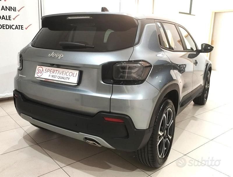 Usado Jeep Avenger Summit 101 HP (74 kW) 2025 Cinzento SUV