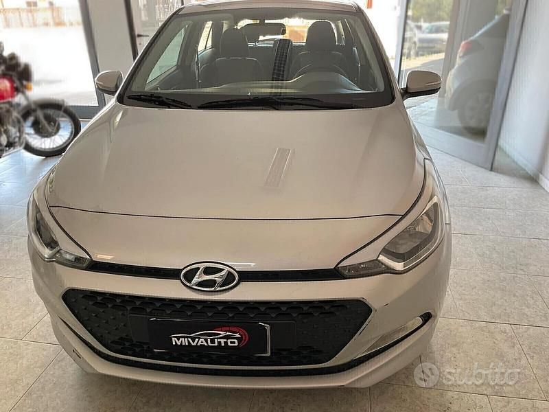 Grigio Usata 2017 Hyundai i20 GO! Due volumi | 9500 € (Cara) - Immagine 1/4