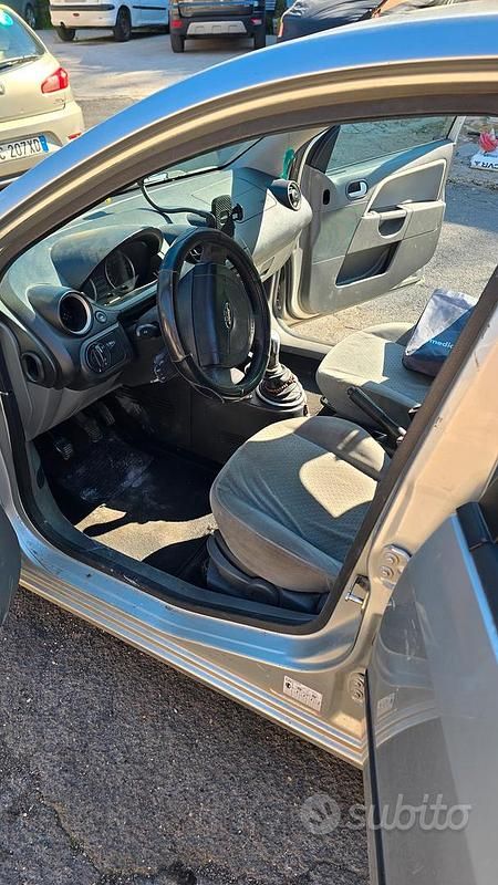 Usata Ford Fiesta 90 CV (66 kW) 2003 Grigio Utilitaria