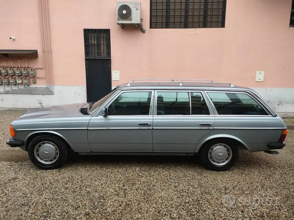Usado Mercedes 200 109 CV (80 kW) 1983 Azul Familiar