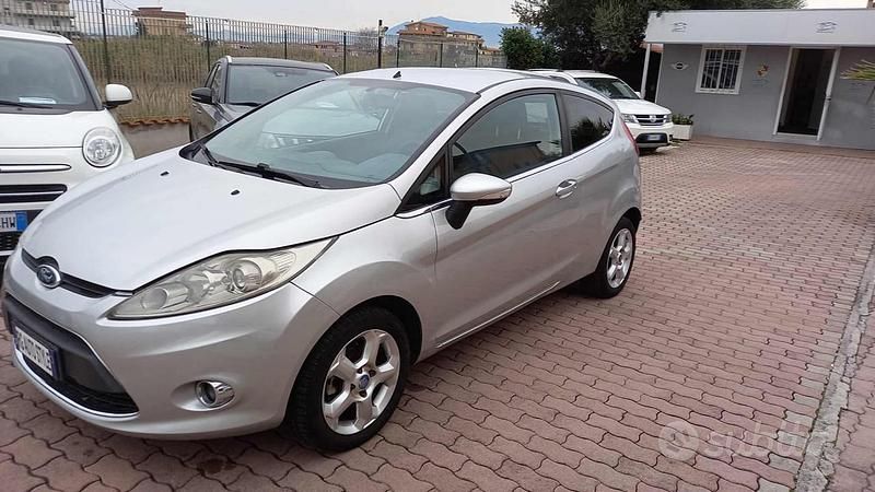 Usata Ford Fiesta 97 CV (71 kW) 2010 Grigio Utilitaria