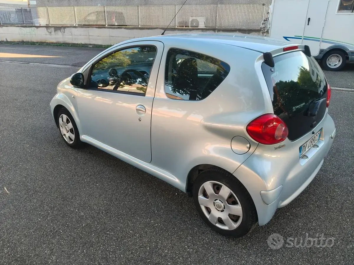 Usata Toyota Aygo 68 CV (50 kW) 2006 Blu Utilitaria