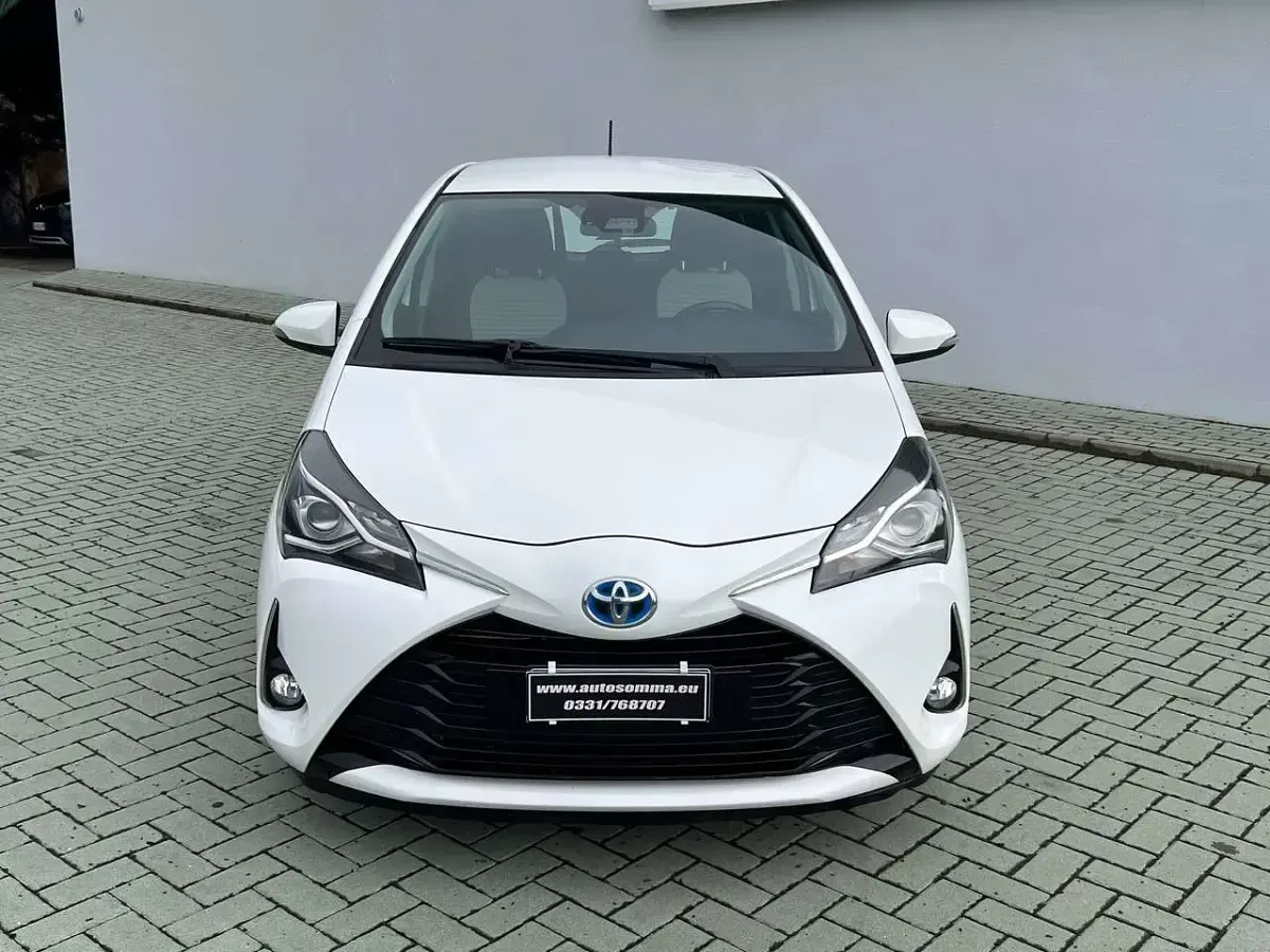 Usata Toyota Yaris Hybrid Business Edition 73 CV (53 kW) 2019 Bianco Berlina