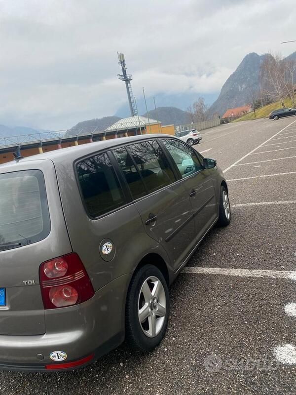 Usata VW Touran 105 CV (77 kW) 2009 Marrone Monovolume