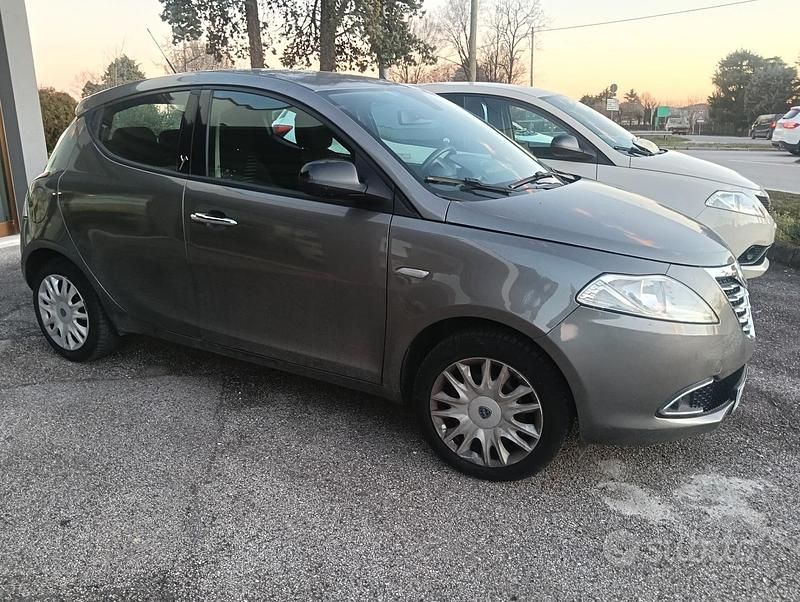 Usata Lancia Ypsilon 69 CV (50 kW) 2012 Grigio Utilitaria