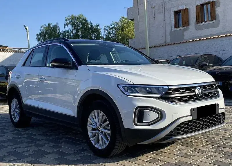 Usata VW T-Roc Life 116 CV (85 kW) 2023 Nero SUV