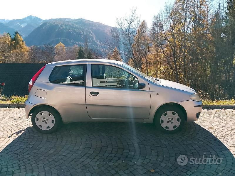 Usata Fiat Punto Active 60 CV (44 kW) 2005 Argento Berlina