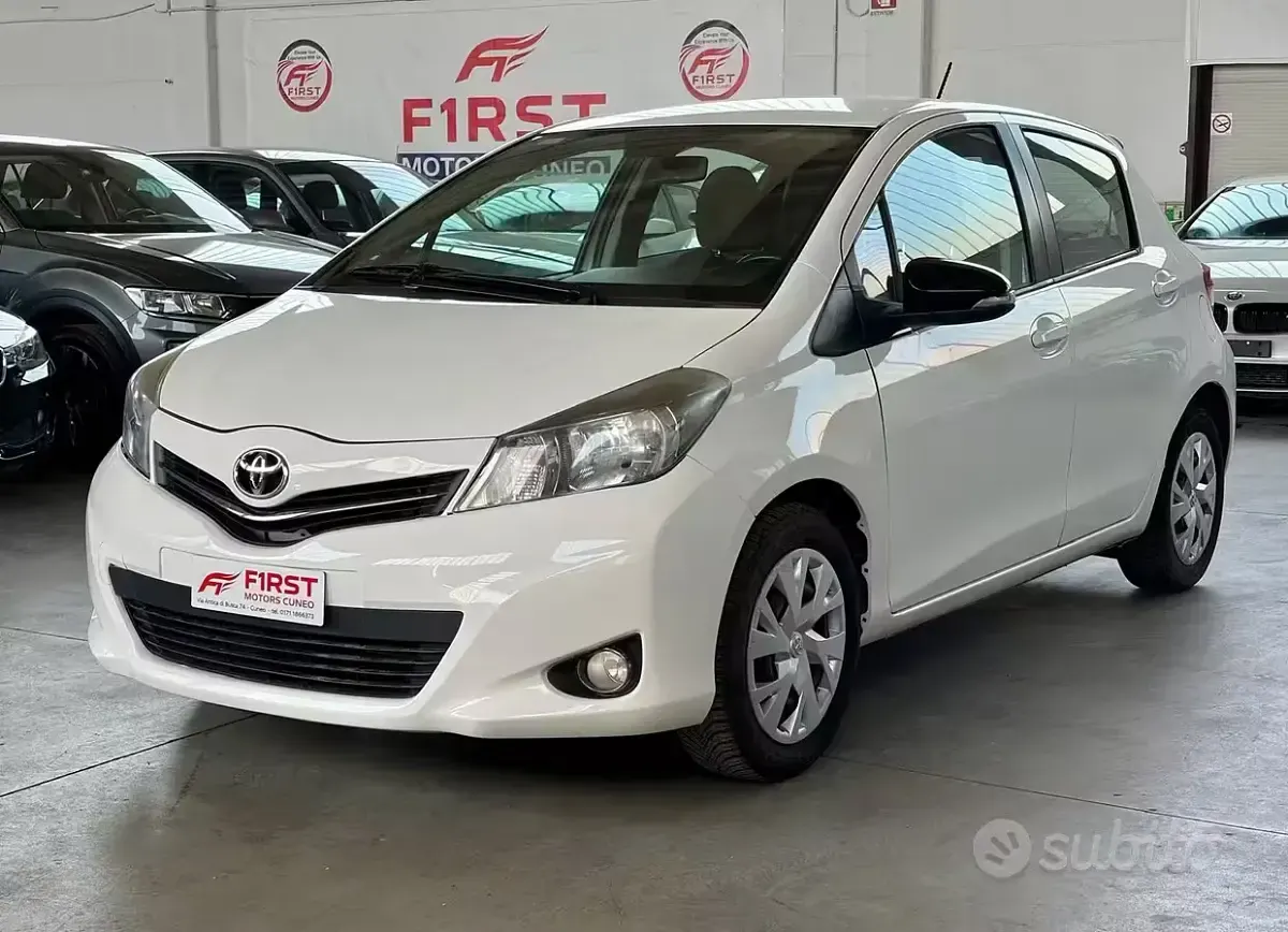Usata Toyota Yaris Lounge 99 CV (72 kW) 2012 Bianco Utilitaria