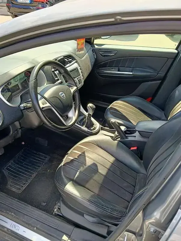 Usata Lancia Delta 120 CV (88 kW) 2010 Grigio Utilitaria