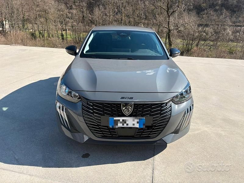 Usata Peugeot 208 Allure 101 CV (74 kW) 2025 Grigio Utilitaria