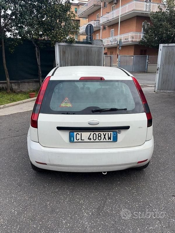 Usata Ford Fiesta 68 CV (50 kW) 2003 Bianco Utilitaria