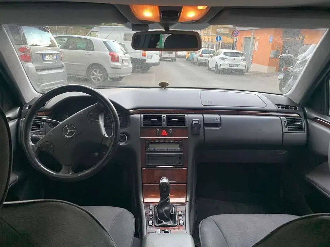 Usata Mercedes E200 163 CV (119 kW) 2001 Argento Berlina