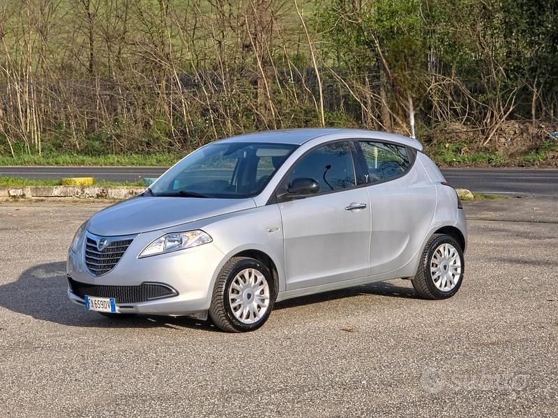 Usata Lancia Ypsilon 69 CV (50 kW) 2015 Grigio Utilitaria