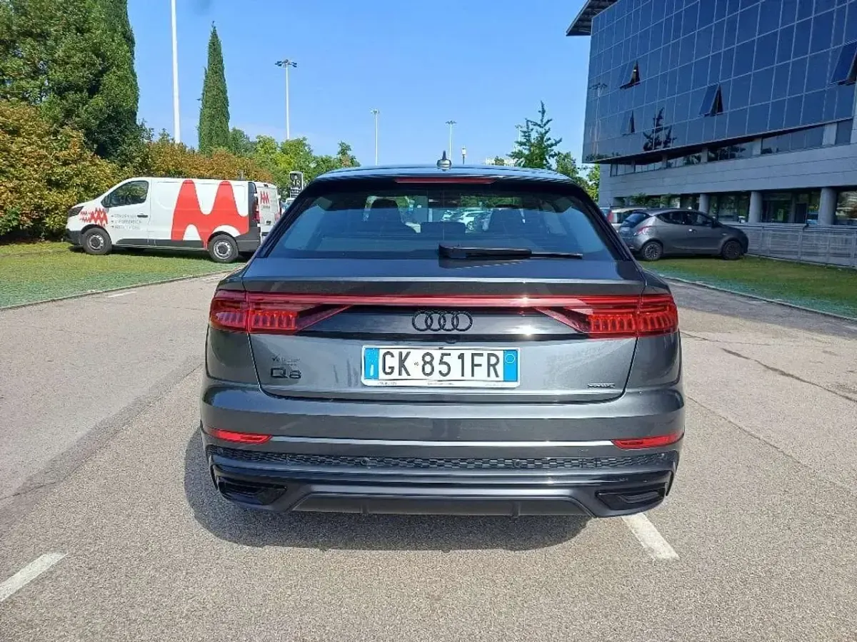 Usata Audi Q8 Sport 286 CV (210 kW) 2022 Grigio SUV