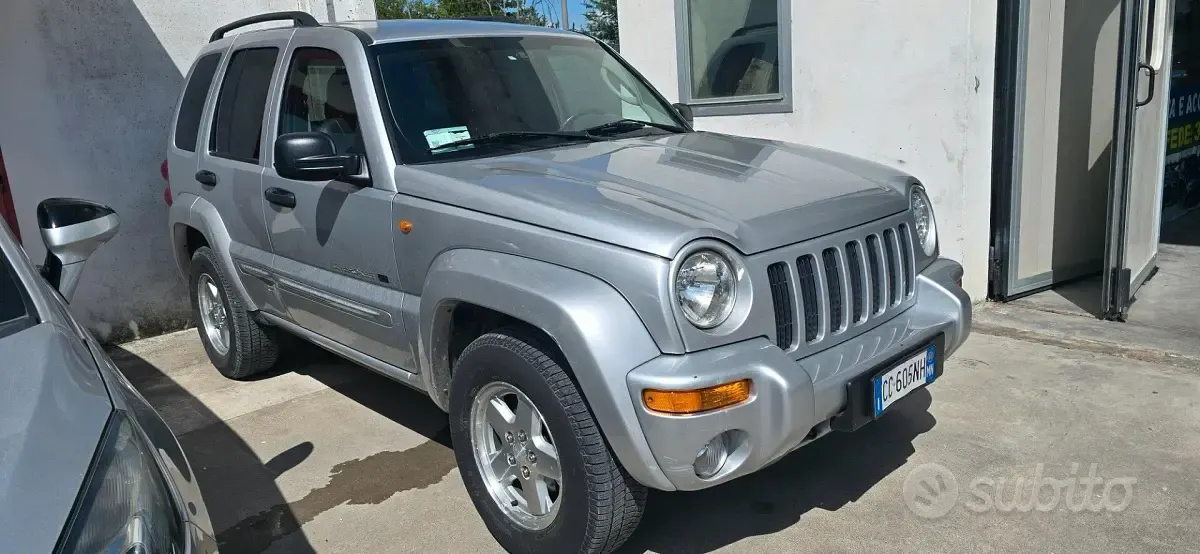 Usata Jeep Cherokee Sport 143 CV (105 kW) 2002 Grigio SUV