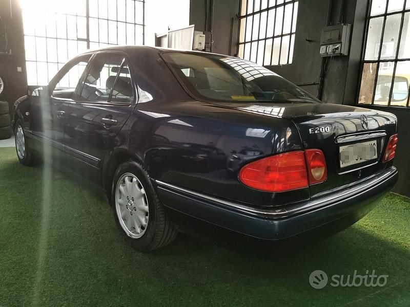 Usata Mercedes E200 Elegance 186 CV (136 kW) 1998 Blu Berlina