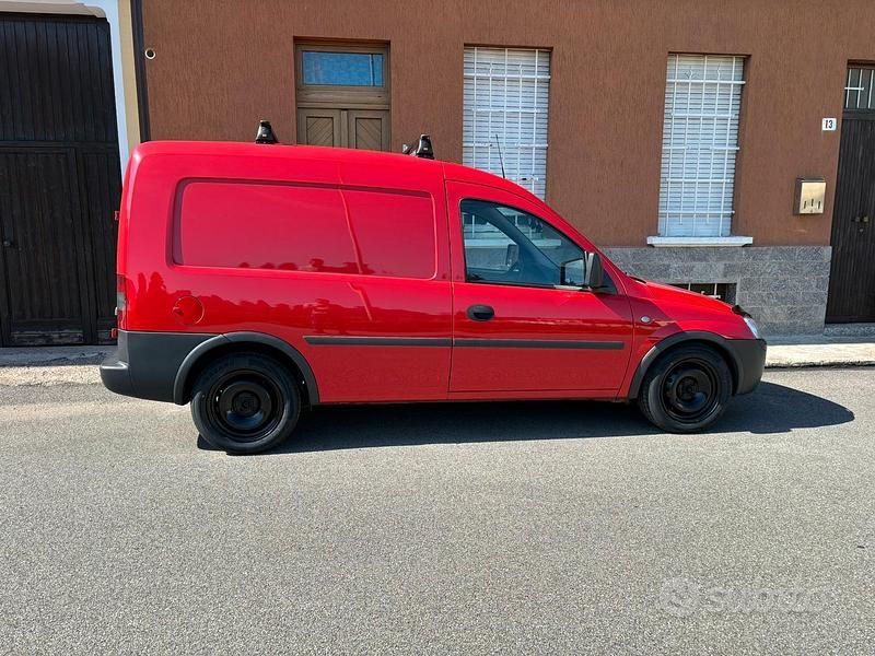 Rosso Usata 2008 Opel Combo Monovolume | 5000 € (Molto cara) - Immagine 1/4