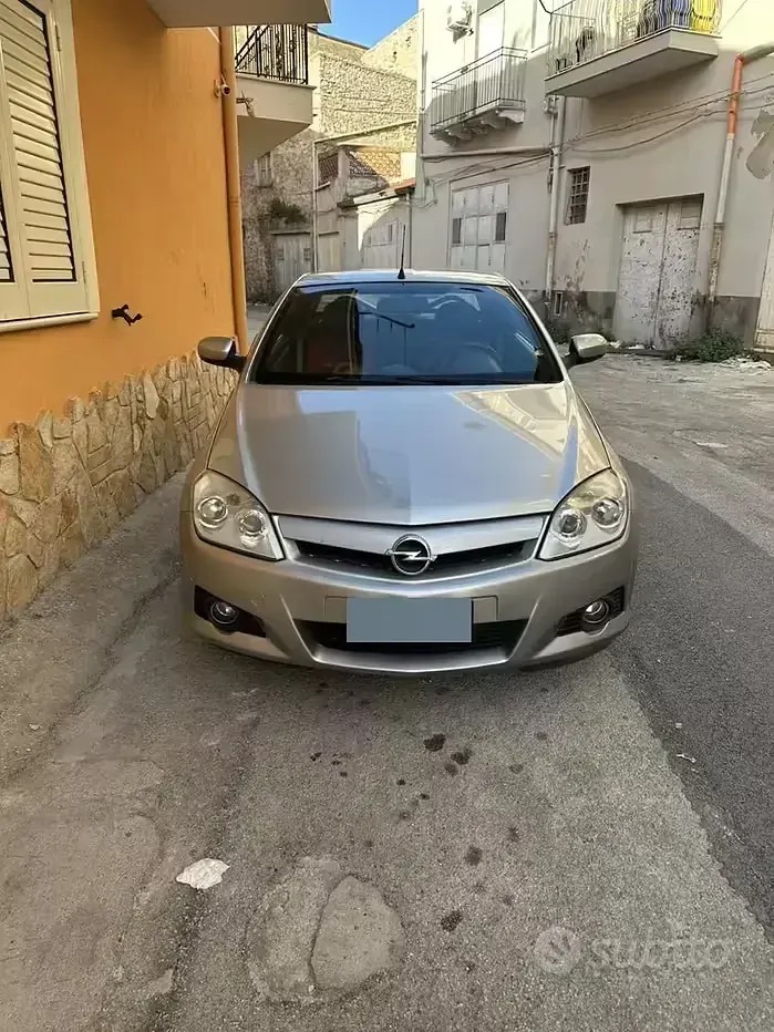 Usata Opel Tigra 69 CV (50 kW) 2005 Grigio Cabrio