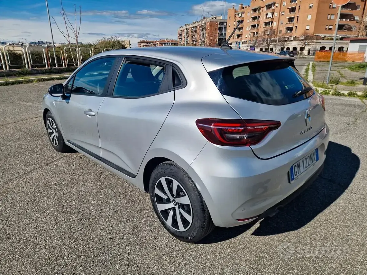 Käytetty Renault Clio V Equilibre 91 HP (66 kW) 2023 Harmaa Viistoperä