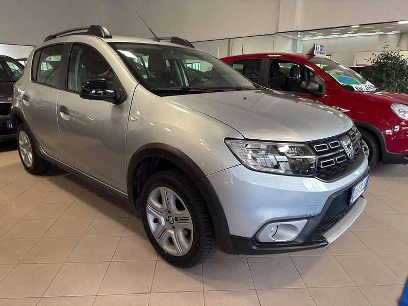 Argento Usata 2020 Dacia Sandero Anniversary Tre volumi | 9600 € (Buon prezzo) - Immagine 1/4