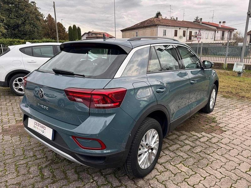 Usata VW T-Roc Life 116 CV (85 kW) 2024 Petrol blue SUV