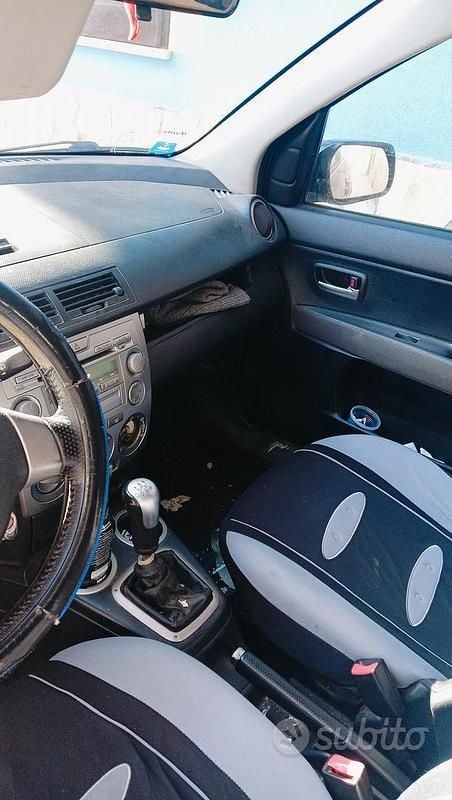Usata Mazda 2 68 CV (50 kW) 2005 Blu Utilitaria