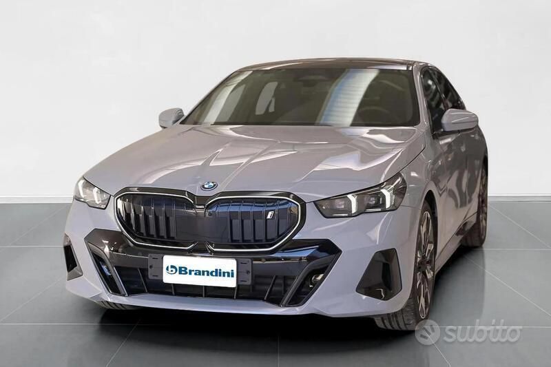 Grigio Usata 2024 BMW i5 Comfort Edition Tre volumi | 61.936 € (Ottimo prezzo) - Immagine 1/4