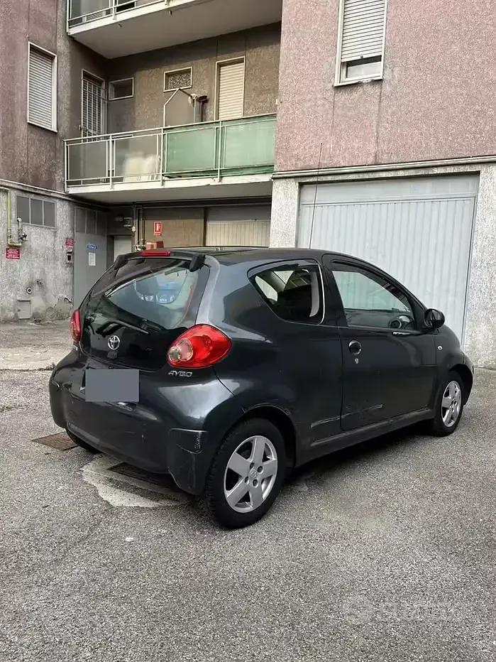 Usata Toyota Aygo 68 CV (50 kW) 2005 Grigio Utilitaria
