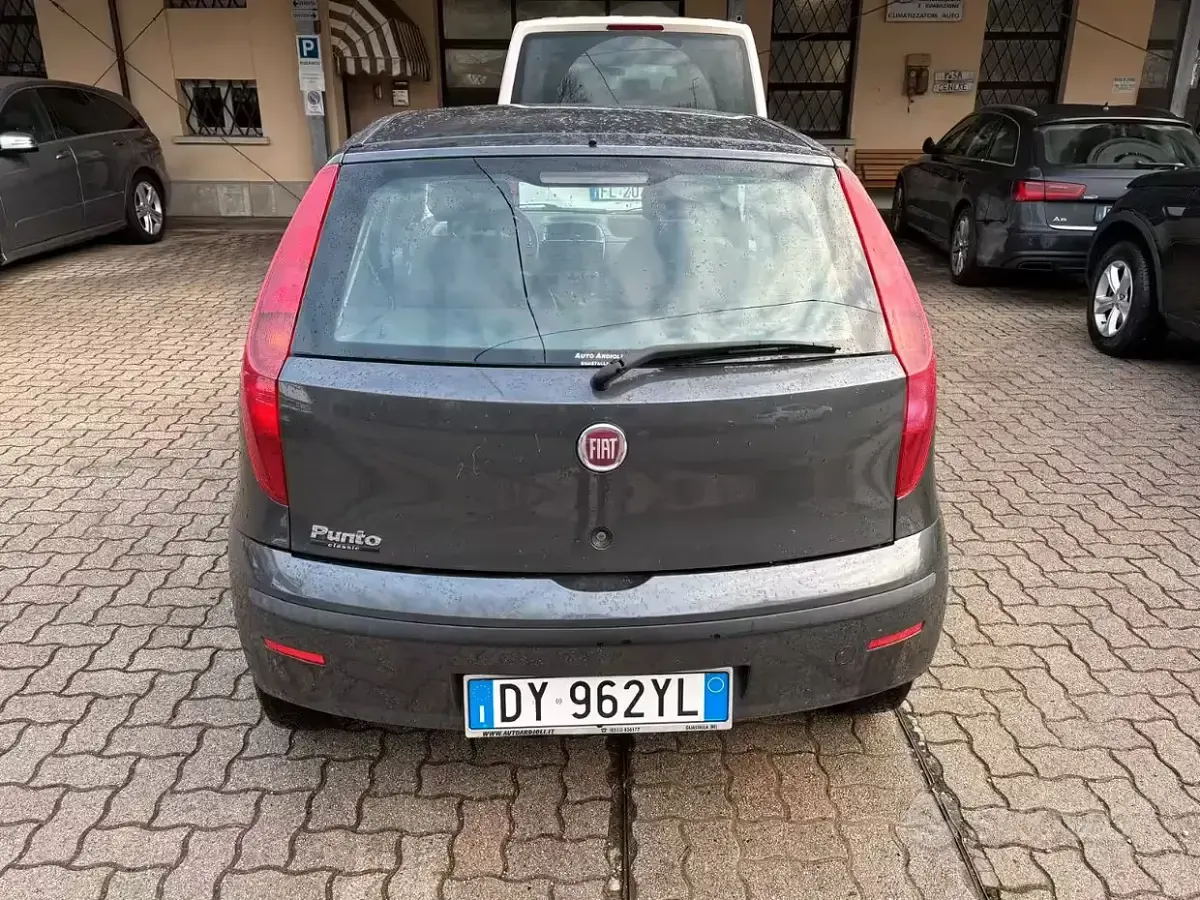 Usado Fiat Punto Active 60 CV (44 kW) 2010 Gris Utilitario
