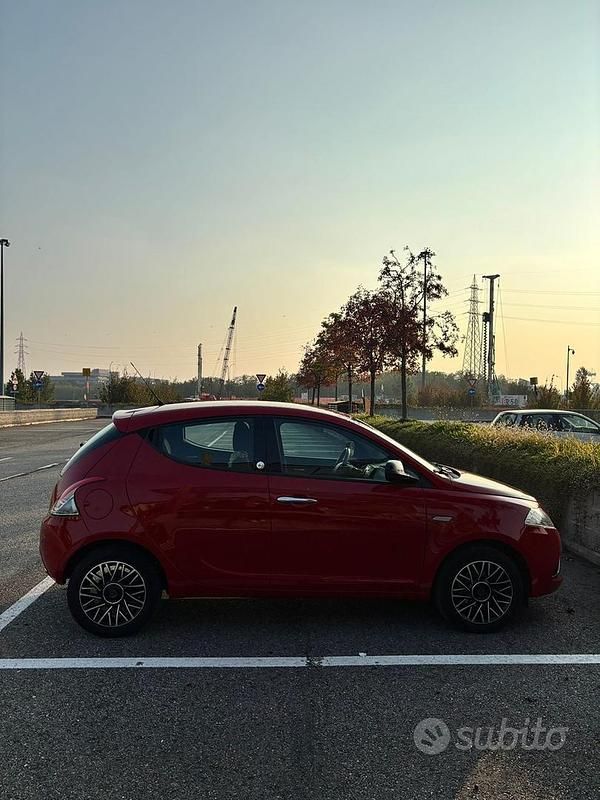Usata Lancia Ypsilon 69 CV (50 kW) 2019 Rosso Utilitaria