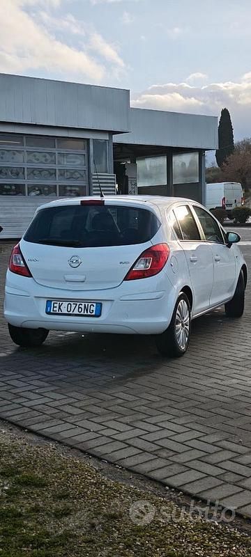 Usata Opel Corsa Edition 86 CV (63 kW) 2011 Bianco Utilitaria