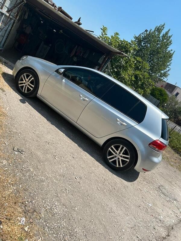 Grigio Usata 2009 VW Golf VI Tre volumi | 6000 € (Buon prezzo) - Immagine 1/4