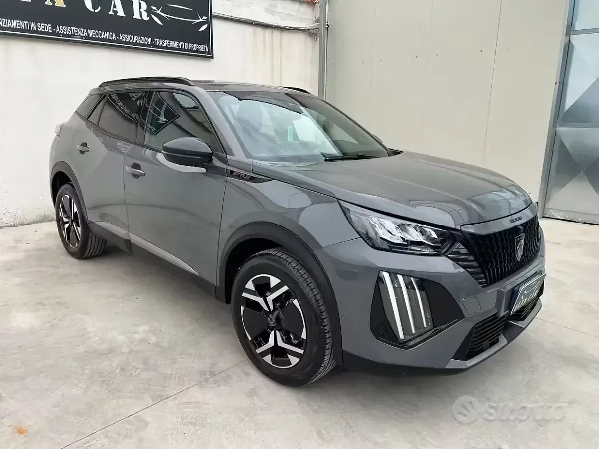 Usata Peugeot 2008 Allure 131 CV (96 kW) 2024 Grigio SUV