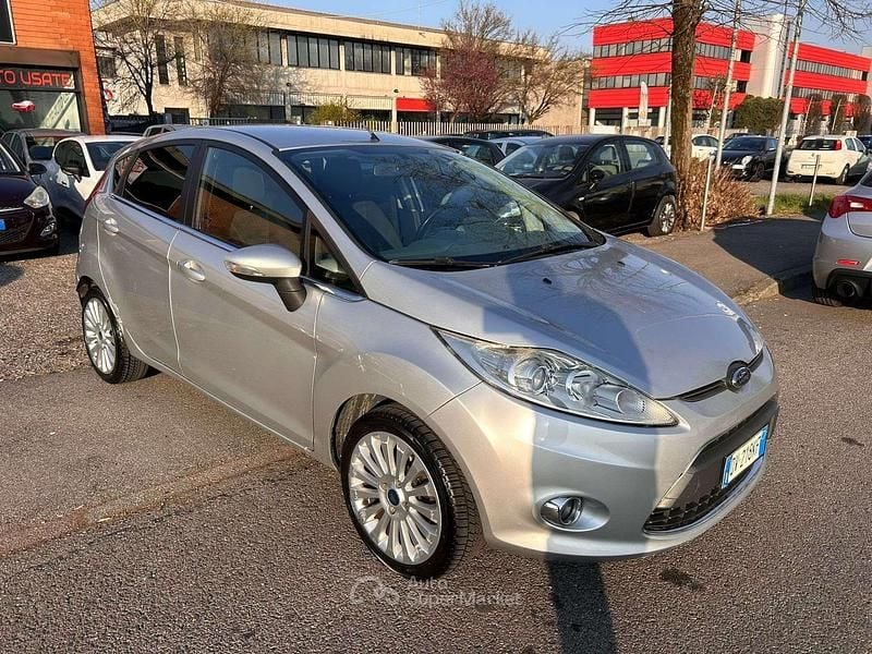 Usata Ford Fiesta 82 CV (60 kW) 2009 Grigio Utilitaria