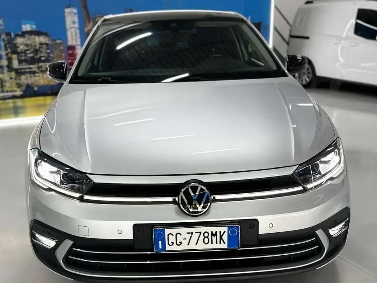 Usata VW Polo R-line 95 CV (69 kW) 2021 Argento Utilitaria