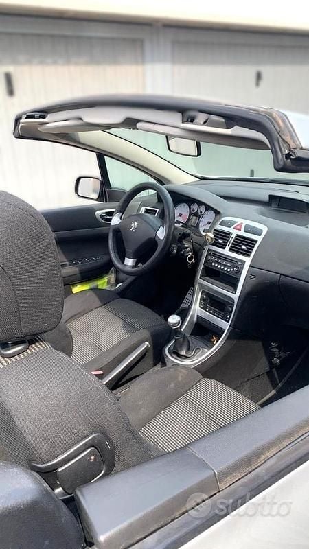Usata Peugeot 307 CC 109 CV (80 kW) 2005 Argento Cabrio