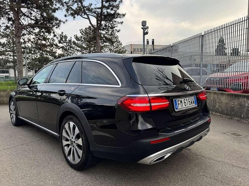 Usata Mercedes E220 All-Terrain Premium 194 CV (142 kW) 2017 Nero metallizzato Station wagon