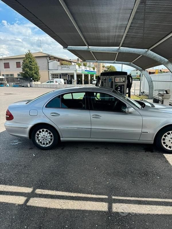 Usata Mercedes E270 177 CV (130 kW) 2003 Grigio Berlina
