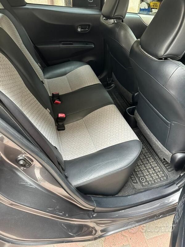 Usata Toyota Yaris 90 CV (66 kW) 2012 Grigio Utilitaria