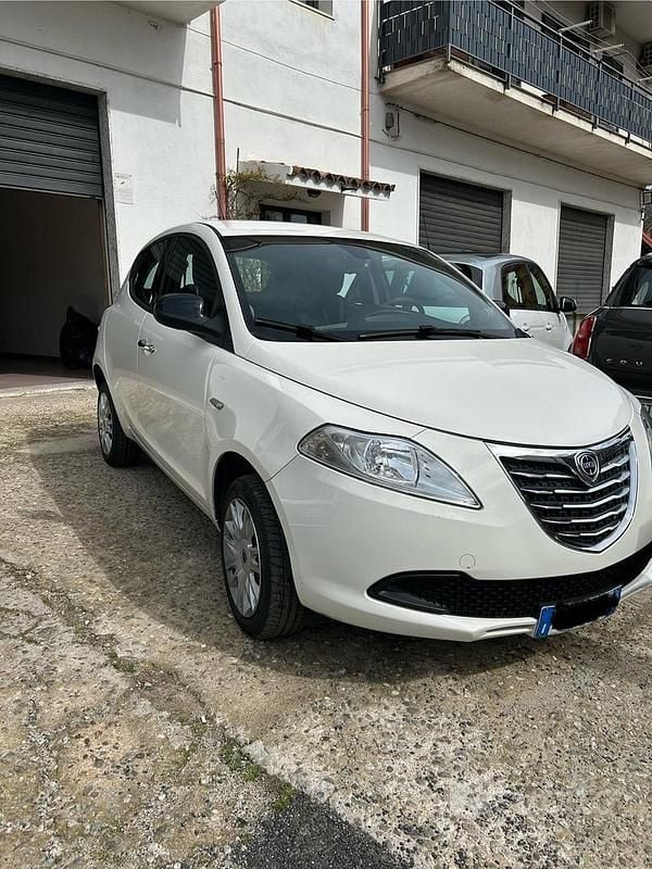 Usata Lancia Ypsilon Silver 85 CV (62 kW) 2014 Bianco Utilitaria
