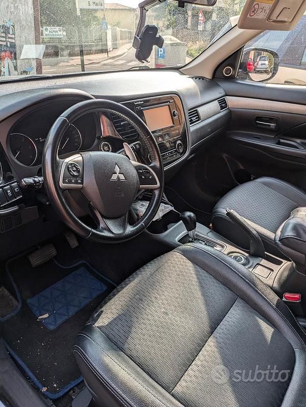 Usata Mitsubishi Outlander 150 CV (110 kW) 2015 Grigio SUV
