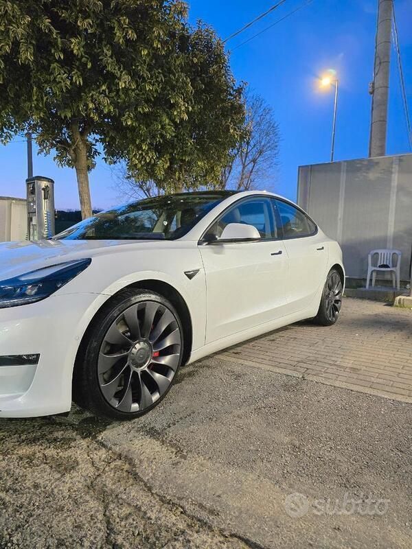 Bianco Usata 2021 Tesla Model 3 Performance Tre volumi | 30.990 € (Buon prezzo) - Immagine 1/4