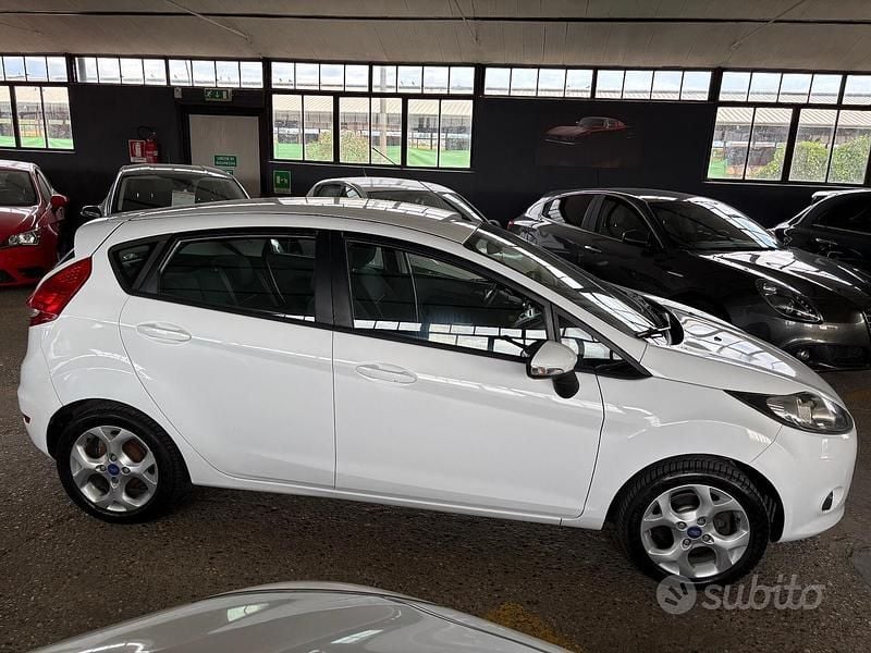Usata Ford Fiesta Titanium 71 CV (52 kW) 2012 Bianco Berlina