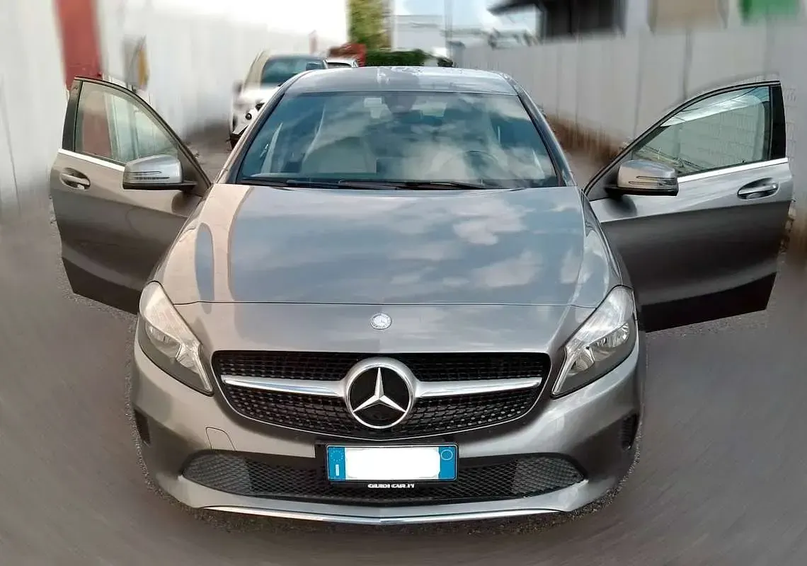 Usata Mercedes A200 Business 136 CV (100 kW) 2015 Argento Utilitaria