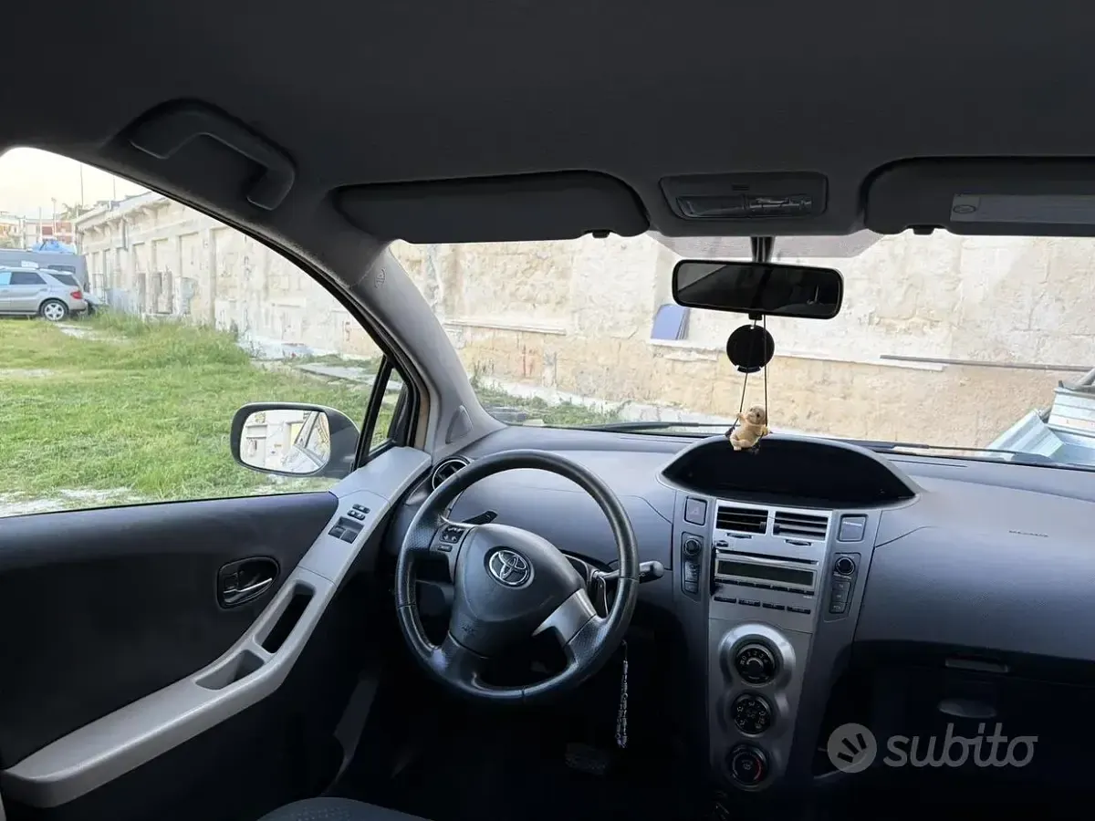 Usata Toyota Yaris 100 CV (73 kW) 2009 Grigio Utilitaria