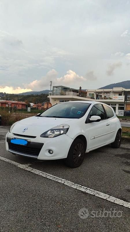 Bianco Usata 2010 Renault Clio II Due volumi | 2450 € (Buon prezzo) - Immagine 1/4
